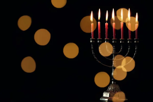 Menorá Dorada Con Velas Encendidas Sobre Fondo Oscuro Luces Festivas —  Fotos de Stock