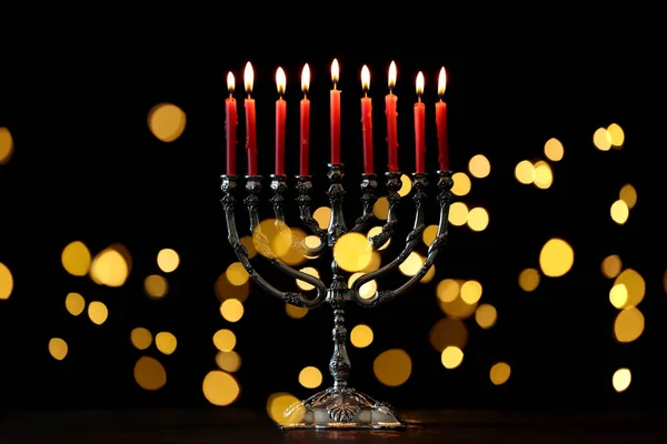 Zilveren Menorah Met Brandende Kaarsen Tegen Donkere Achtergrond Wazig Feestelijk — Stockfoto