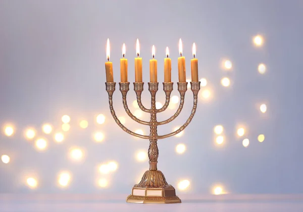 Menorá Dorada Con Velas Encendidas Sobre Fondo Gris Claro Luces —  Fotos de Stock