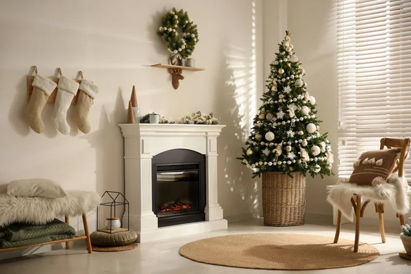 Mooie Woonkamer Interieur Met Versierde Kerstboom Moderne Open Haard — Stockfoto