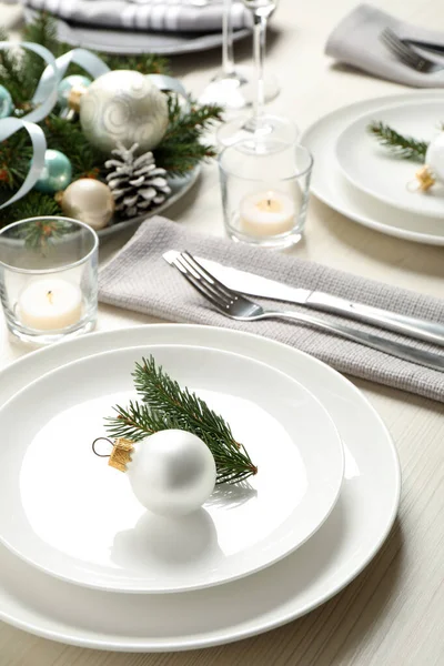 Εορταστική Ρύθμιση Τραπεζιού Όμορφα Πιάτα Και Διακόσμηση Χριστουγέννων Λευκό Ξύλινο — Φωτογραφία Αρχείου