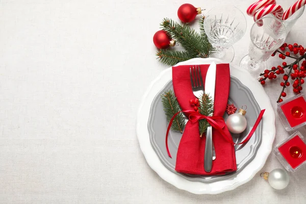 Накрытие Праздничного Стола Красивой Посудой Рождественским Декором Белом Фоне Плоский — стоковое фото