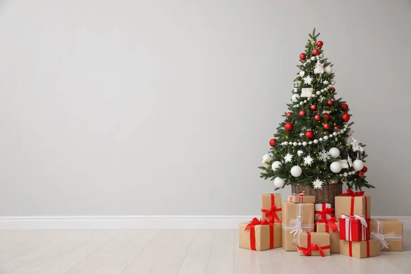 Vánoční Stromeček Dárkové Krabice Světle Šedé Stěny Prostor Pro Text — Stock fotografie