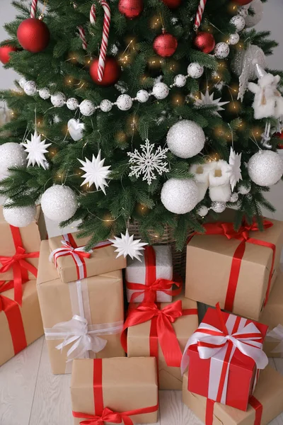 室内装飾されたクリスマスツリーの下のギフトボックス — ストック写真