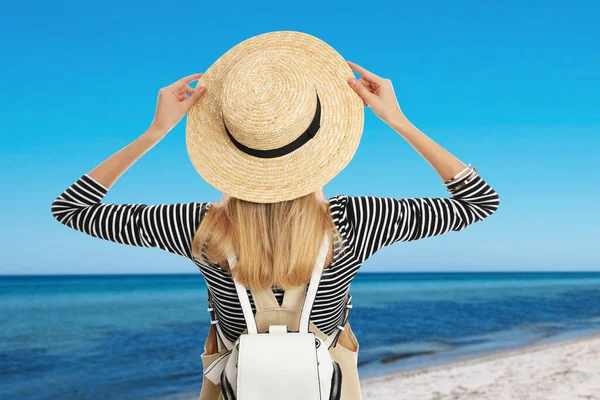 Reisende Mit Rucksack Strand Während Sommerurlaubsreise Rückansicht — Stockfoto