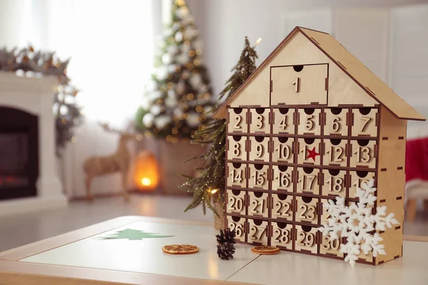 Dřevěný Dům Tvaru Adventní Kalendář Místnosti Zdobené Nový Rok — Stock fotografie