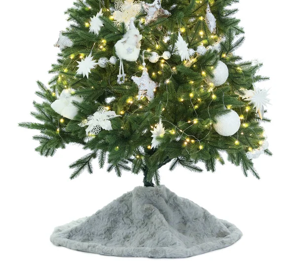 Arbre Noël Décoré Avec Jupe Fausse Fourrure Isolée Sur Blanc — Photo