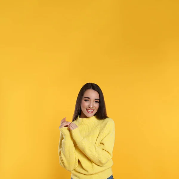 Hermosa Mujer Joven Con Suéter Cálido Sobre Fondo Amarillo Espacio —  Fotos de Stock