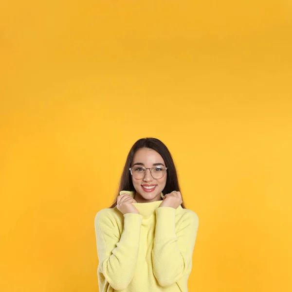 Piękna Młoda Kobieta Ciepłym Swetrze Żółtym Tle Miejsce Tekst — Zdjęcie stockowe