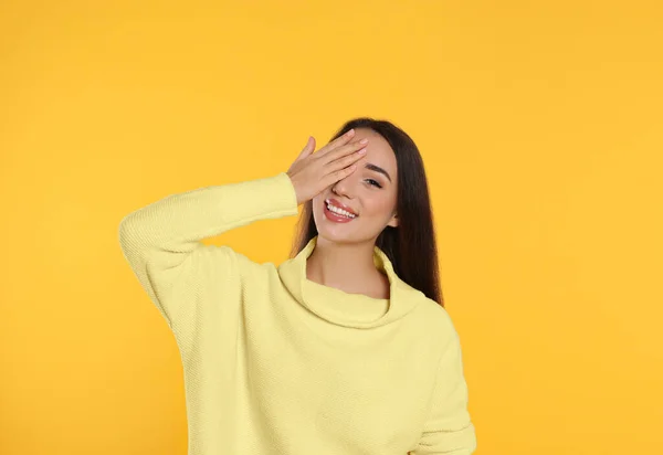 Vacker Ung Kvinna Bär Varm Tröja Gul Bakgrund — Stockfoto