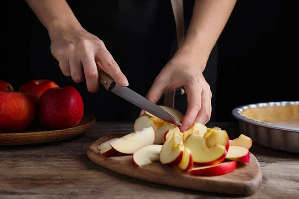 Mujer Cortando Manzana Para Hacer Pastel Tradicional Inglés Mesa Madera — Foto de Stock