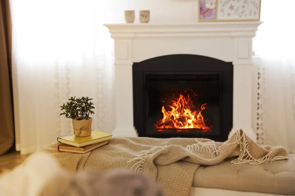 人工燃焼暖炉付きのエレガントな部屋のインテリア — ストック写真
