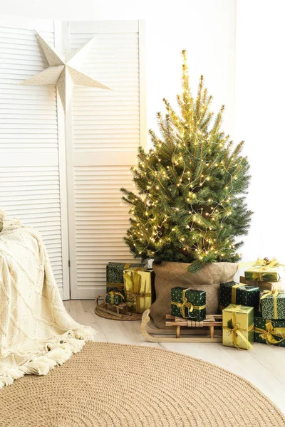 Sok Különböző Ajándék Karácsonyfa Alatt — Stock Fotó