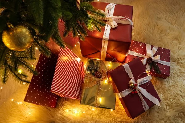 Veel Verschillende Geschenken Onder Kerstboom Bovenaanzicht — Stockfoto