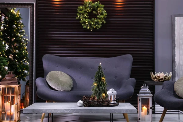 Elegantní Obývací Pokoj Interiér Pohodlnou Pohovkou Vánoční Výzdobou — Stock fotografie