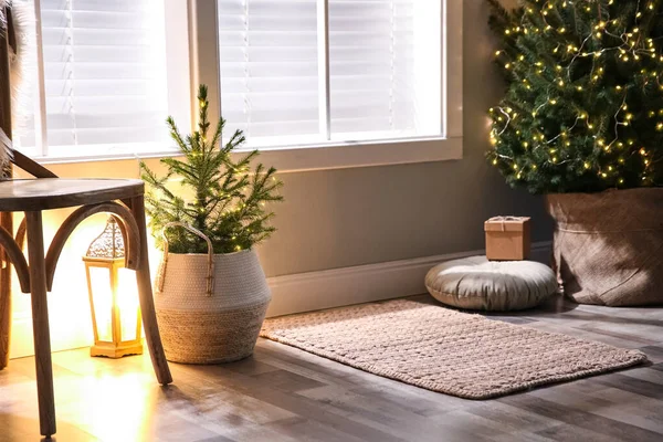 Kleine Und Große Weihnachtsbäume Neben Dem Fenster Zimmer Festliches Interieur — Stockfoto