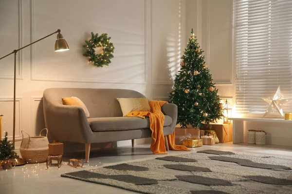 Stilvolles Zimmer Mit Weihnachtsdekoration Festliches Interieur — Stockfoto