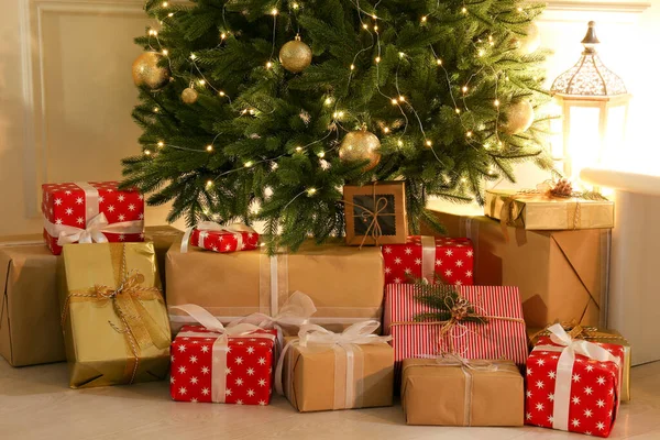 Caixas Presente Sob Árvore Natal Com Luzes Fadas Dentro Casa — Fotografia de Stock