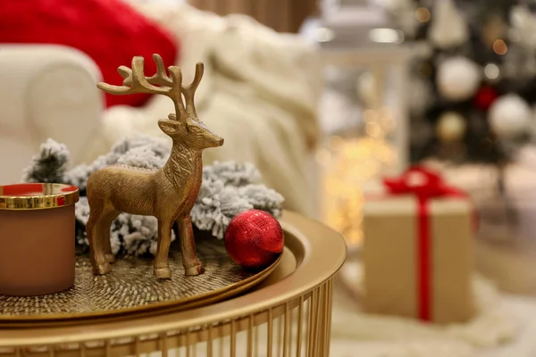 Vánoční Kompozice Dekorativními Soby Zlatém Stole Pokoji Detailní Záběr Mezera — Stock fotografie