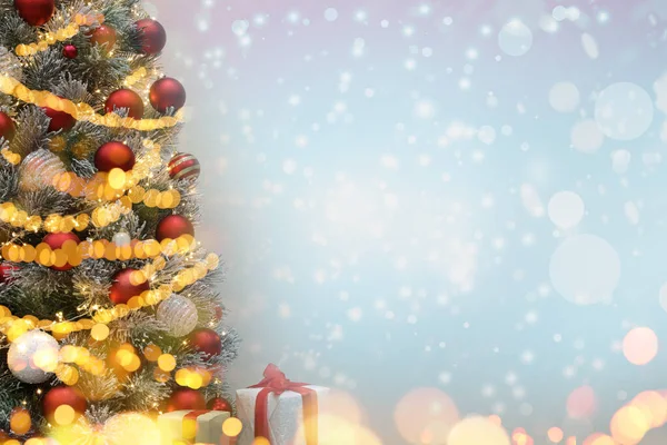 Schön Geschmückter Weihnachtsbaum Auf Hellblauem Hintergrund Platz Für Text Bokeh — Stockfoto