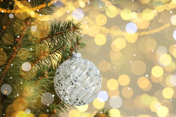 Hermosa Chuchería Colgando Árbol Navidad Contra Luces Borrosas Vista Primer —  Fotos de Stock