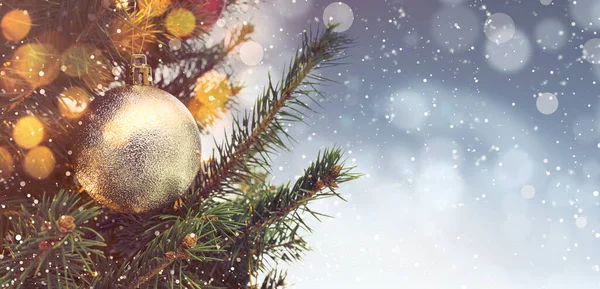Schöne Christbaumkugel Die Weihnachtsbaum Vor Verschwommenem Licht Hängt Nahaufnahme Mit — Stockfoto