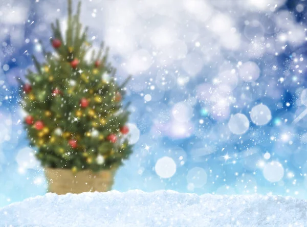 Schnee Und Verschwommene Sicht Auf Den Schön Geschmückten Weihnachtsbaum Bokeh — Stockfoto