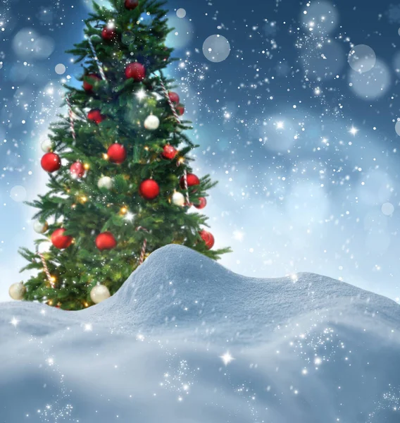 Schnee Und Schön Geschmückter Weihnachtsbaum Bokeh Effekt — Stockfoto