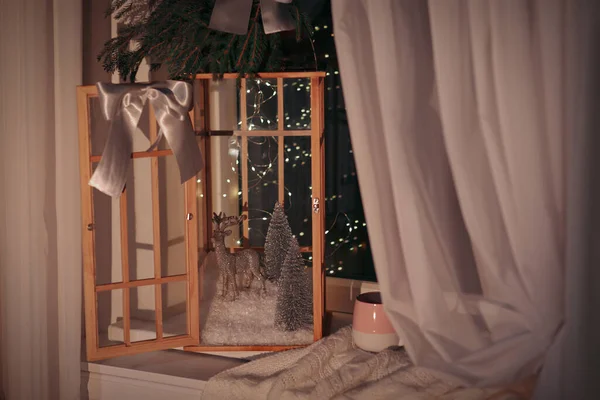 室内窗台上挂着精美圣诞佳作的老式木制灯笼 — 图库照片