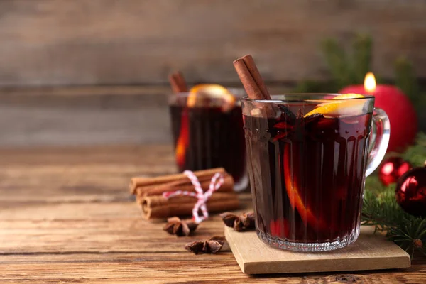 Aromatischer Glühwein Auf Holztisch Platz Für Text — Stockfoto