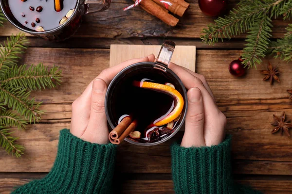 Frau Mit Tasse Glühwein Holztisch Draufsicht — Stockfoto