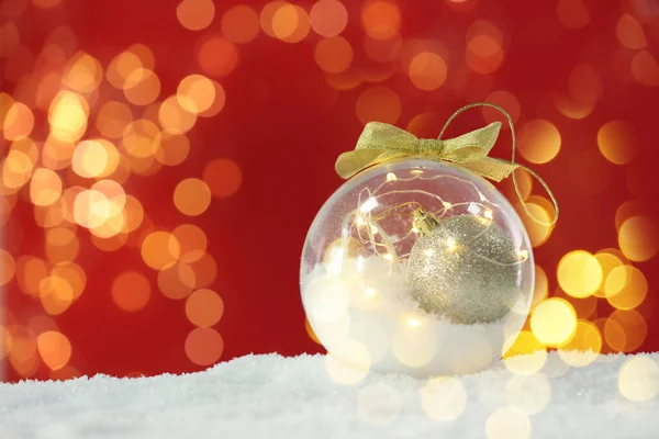 Krásná Transparentní Vánoční Ozdoba Sněhu Proti Červenému Pozadí Rozmazanými Slavnostními — Stock fotografie