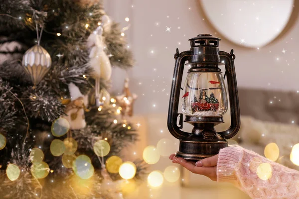 Mujer Sosteniendo Bola Nieve Linterna Vintage Cerca Del Árbol Navidad —  Fotos de Stock