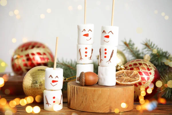 Funny Snowmen Made Marshmallows Christmas Decor Wooden Table Bokeh Effect — Stock Photo, Image