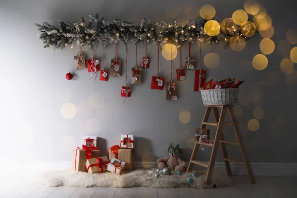 Noel Takvimi Hediye Kutularının Üstündeki Duvarda Asılı Bokeh Etkisi — Stok fotoğraf