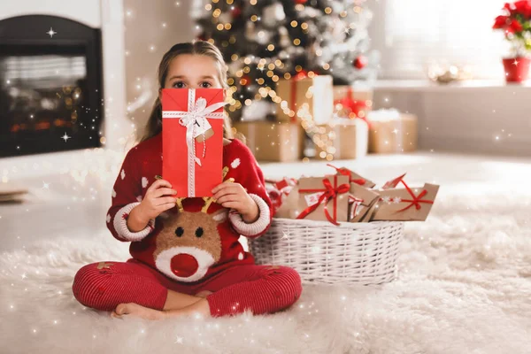 Cute Little Girl Gospodarstwa Prezent Kalendarza Adwentowego Bożego Narodzenia Domu — Zdjęcie stockowe