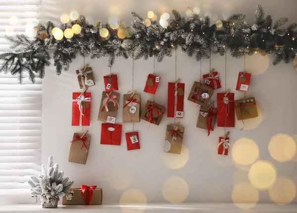 Calendrier Avent Noël Avec Des Cadeaux Décor Accrochés Mur Blanc — Photo