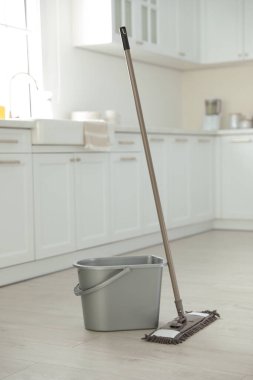 Mutfakta paspas ve plastik kova var. Temizlik malzemeleri