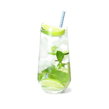 Beyaz üzerine izole edilmiş bir bardak mojito.
