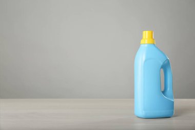 Işık masasında bir şişe temizlik malzemesi. Metin için boşluk