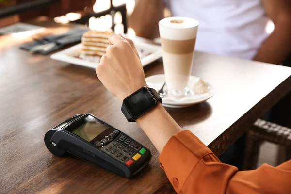 Mujer Haciendo Pago Con Reloj Inteligente Cafetería Primer Plano — Foto de Stock