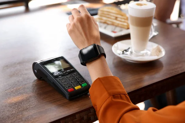 Mujer Haciendo Pago Con Reloj Inteligente Cafetería Primer Plano — Foto de Stock