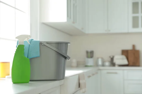 Deterjen Dan Ember Plastik Dengan Kain Atas Meja Dapur Ruang — Stok Foto