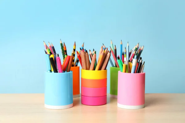 Titolari Con Diversi Articoli Cancelleria Scolastica Tavolo Legno Sfondo Azzurro — Foto Stock