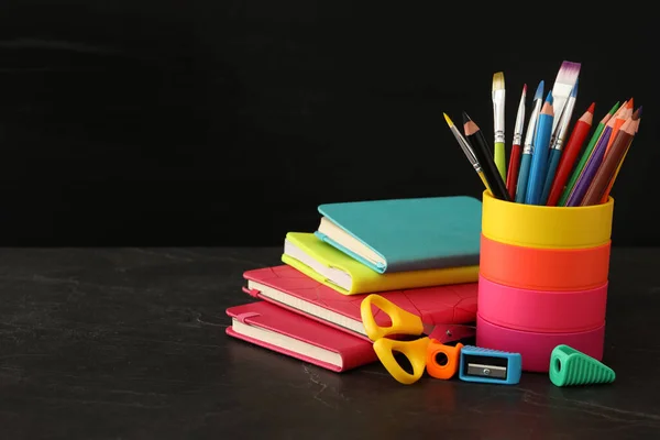 Verschiedenes Schulpapier Auf Steintisch Neben Tafel Platz Für Text Zurück — Stockfoto