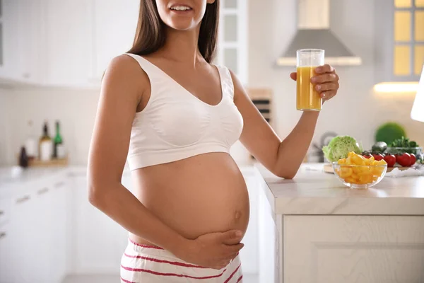 Jovem Mulher Grávida Com Copo Suco Cozinha Close Cuidar Saúde — Fotografia de Stock