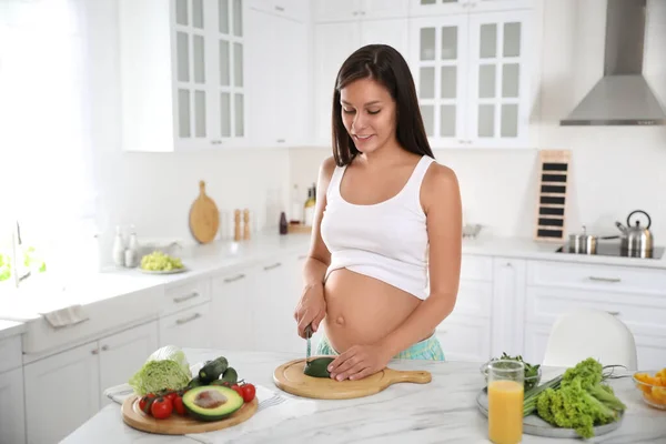Jovem Grávida Cortando Abacate Mesa Cozinha Cuidar Saúde Bebê — Fotografia de Stock