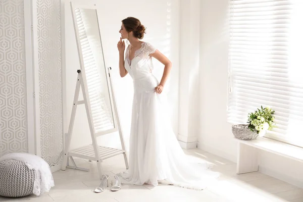 Junge Braut Wunderschönem Brautkleid Spiegelnähe — Stockfoto