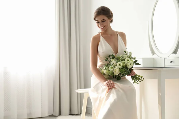 Junge Braut Brautkleid Mit Schönem Strauß Spiegelnähe — Stockfoto