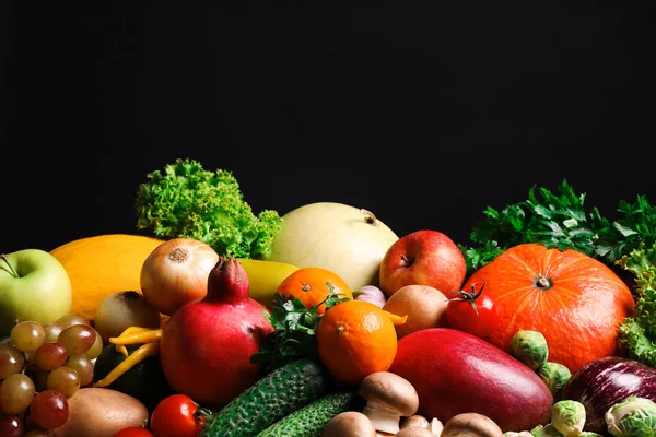 黑色背景下新鲜有机水果及蔬菜的配售 — 图库照片